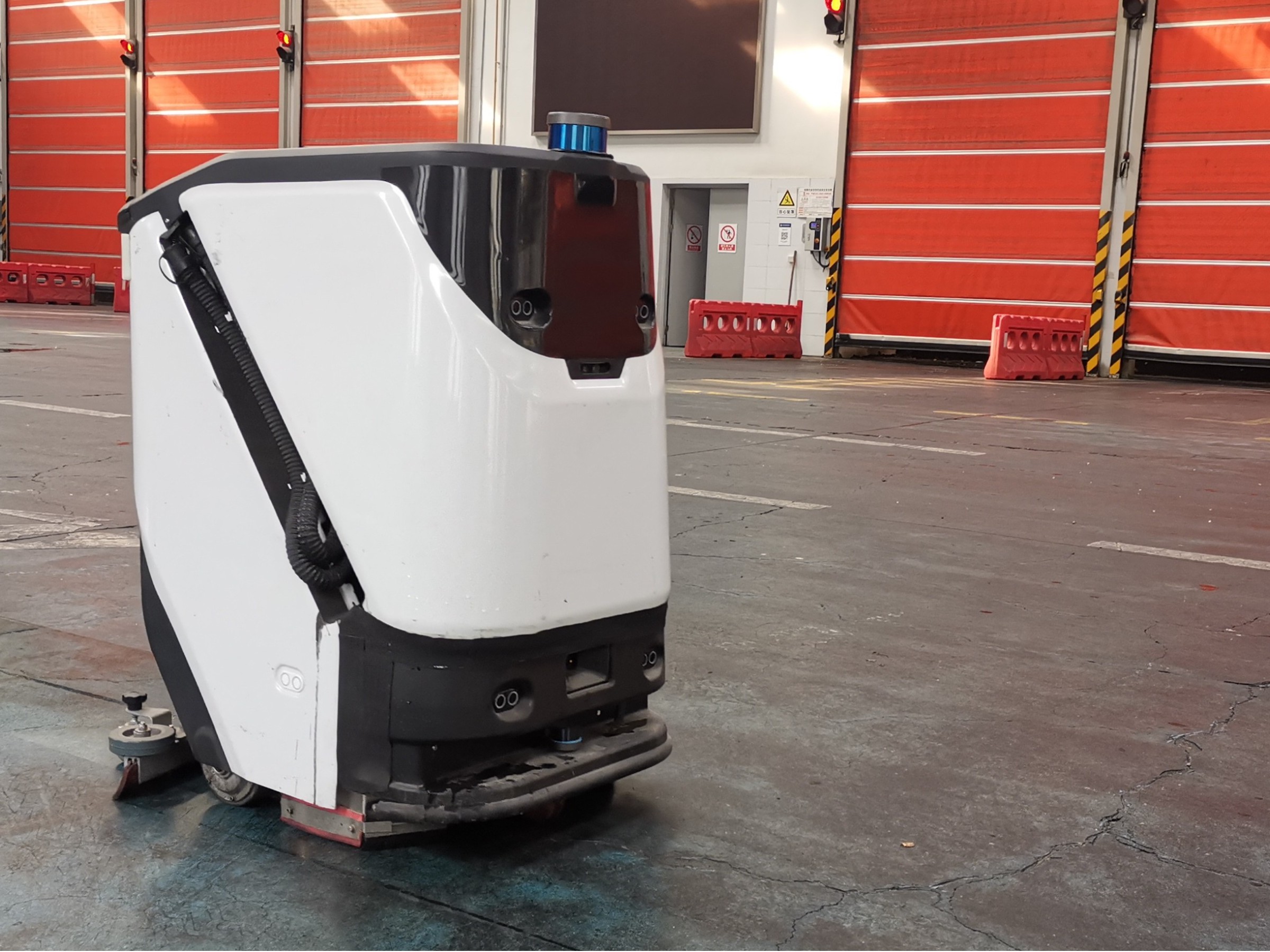 又被隔壁王總秀到了 僅靠一臺無人洗地機，橫掃上萬平車間