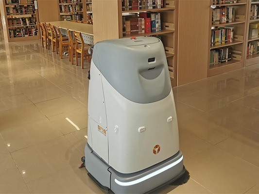 24 小時不打烊的秘密：這家酒店靠坦力小型無人洗地車