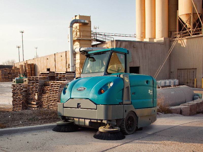 工業(yè)掃地車對(duì)工業(yè)地面清潔的重要性 工業(yè)掃地車對(duì)工業(yè)地面清潔的重要性